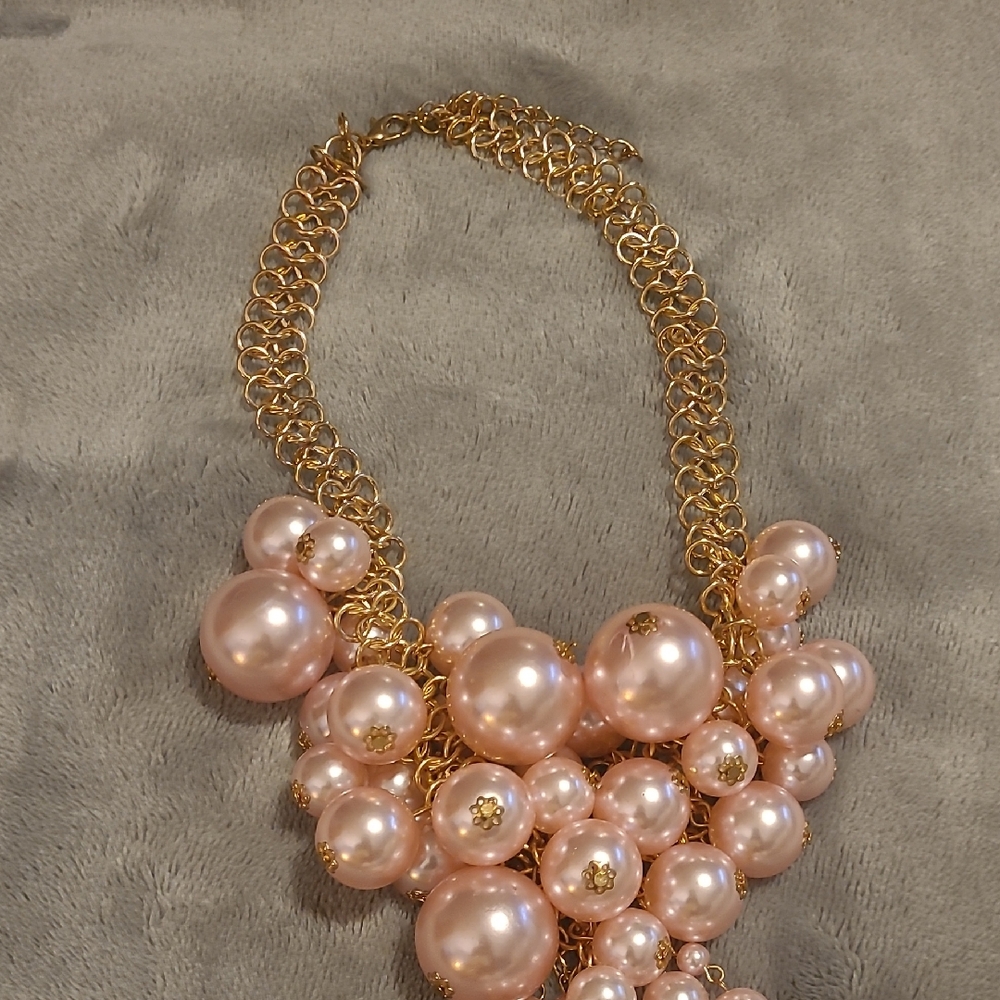 Elegant Pink and Gold Pearl Necklace